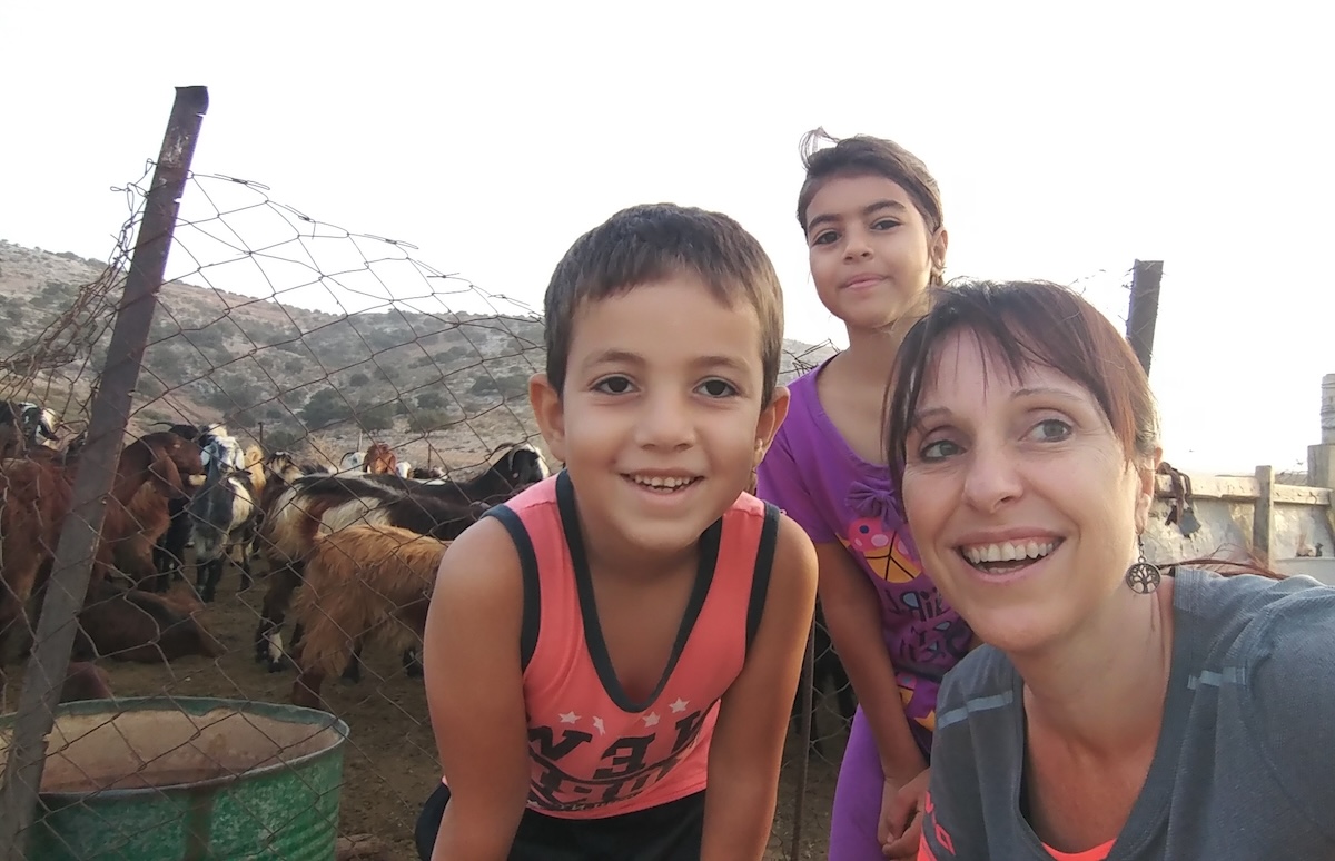 Bambine giordane incontrate da Laura durante la traversata del Jordan Trail in Giordania