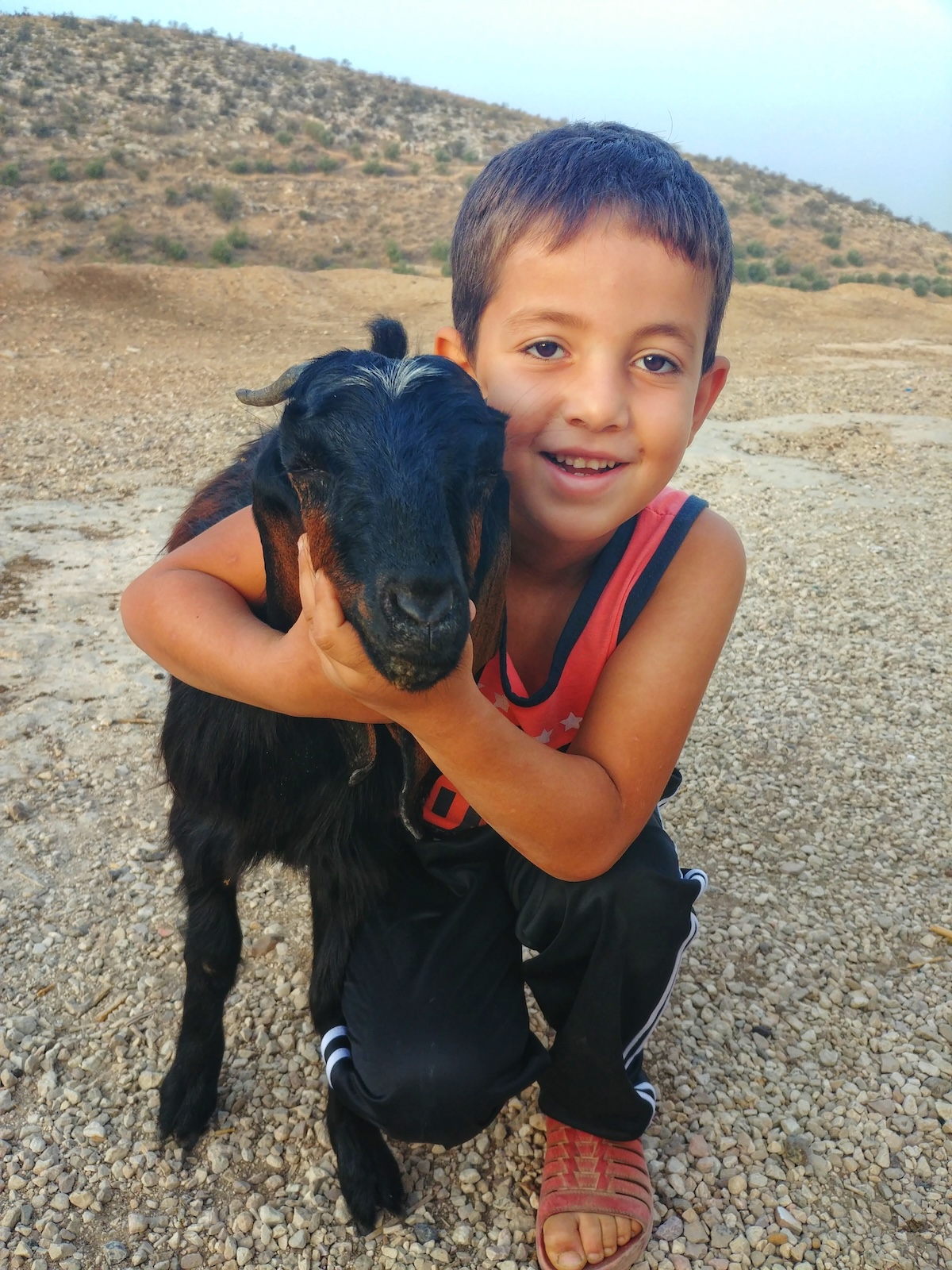 Bambino beduino incontrato da Laura e Marco lungo il percorso del Jordan Trail in Giordania