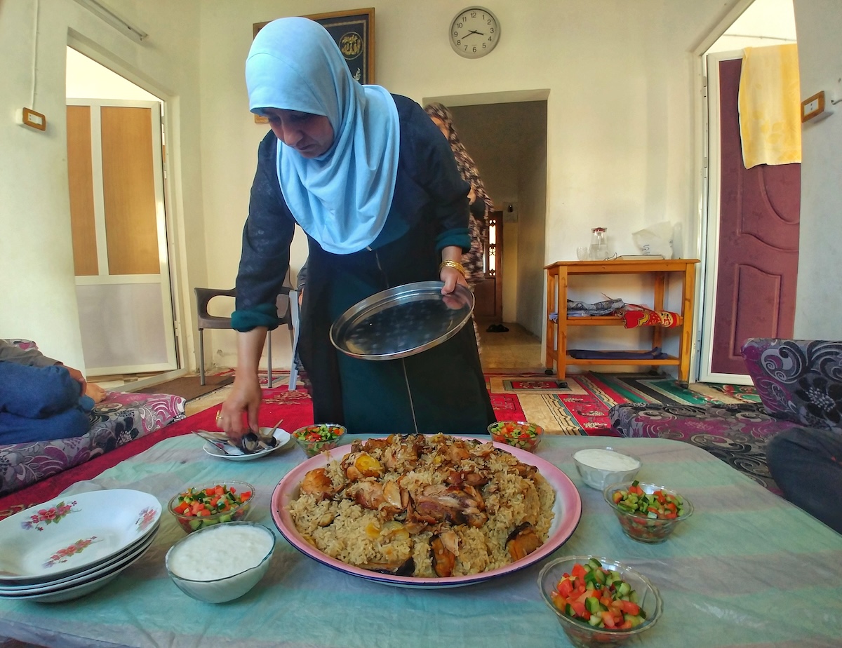 Cucina tradizionale giordana offerta a Laura e Marco durante l'ospitalità sul Jordan Trail