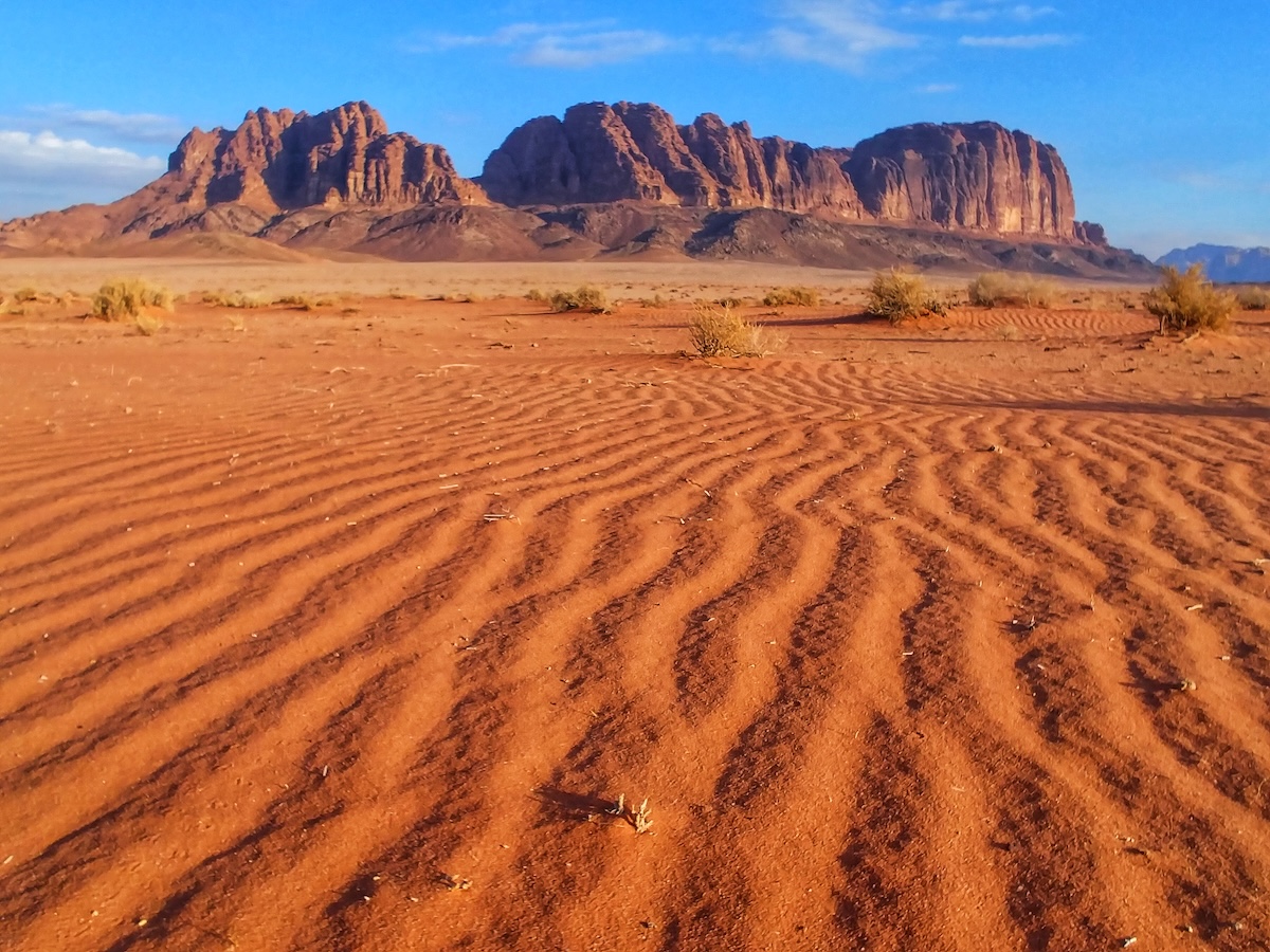Dune di sabbia rossa nel deserto di Wadi Rum, tappa del Jordan Trail di Laura e Marco