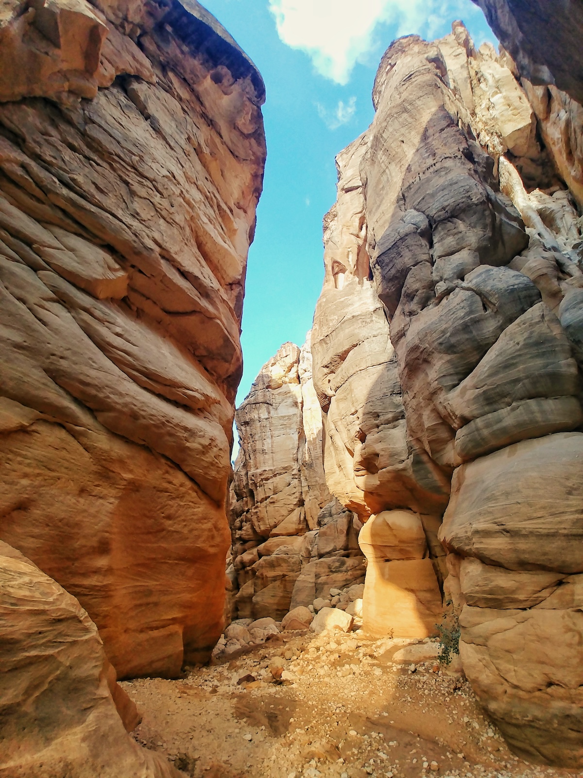 Laura e Marco percorrono una gola stretta con pareti rocciose verticali lungo il Jordan Trail