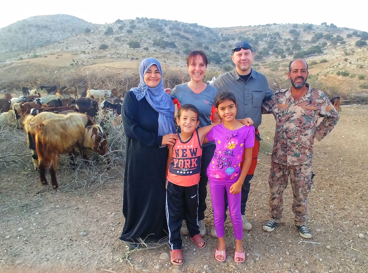 Laura e Marco ospiti di una famiglia beduina durante il trekking del Jordan Trail in Giordania