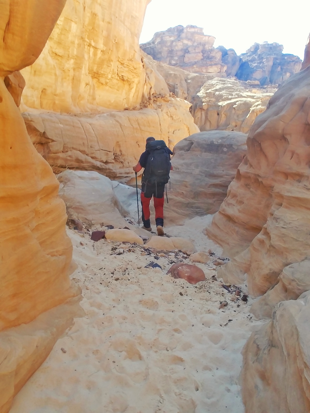 Marco cammina nel letto asciutto di un wadi durante il Jordan Trail in Giordania