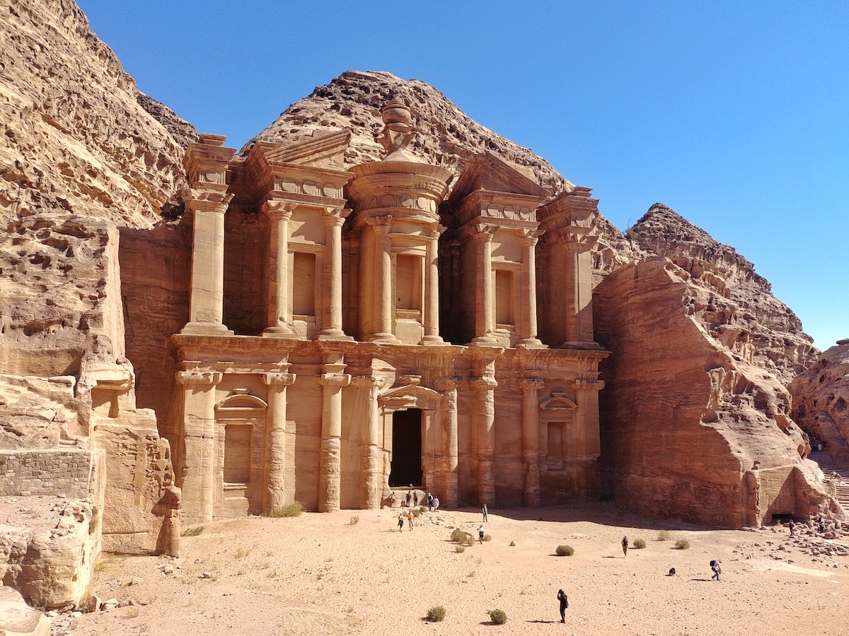 La maestosa facciata del Monastero di Petra, raggiunta da Laura e Marco durante il Jordan Trail