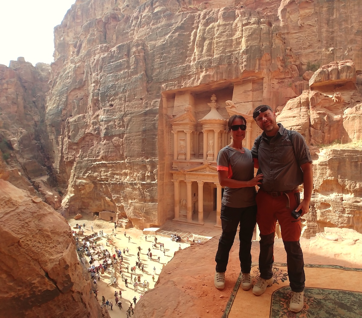 Laura e Marco davanti al Tesoro di Petra durante la loro traversata del Jordan Trail