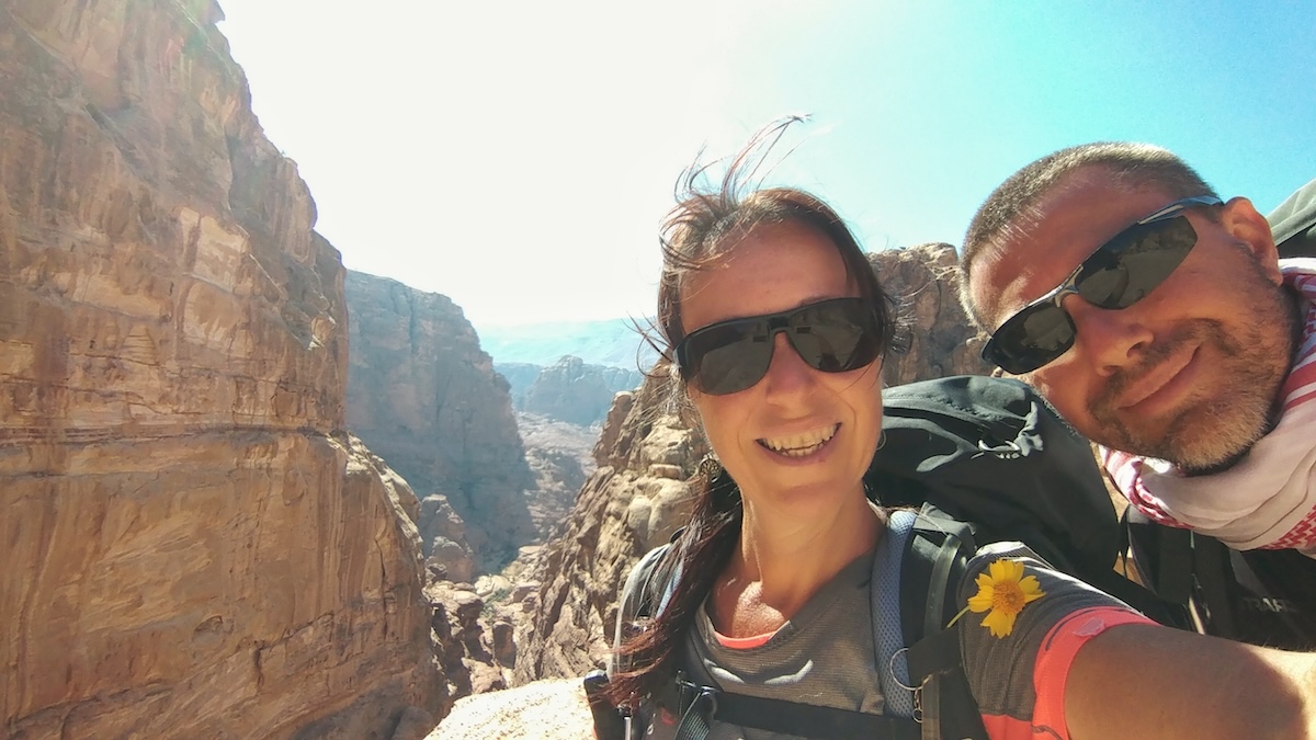 Vista del Tesoro di Petra dalla gola del Siq durante il Jordan Trail di Laura e Marco