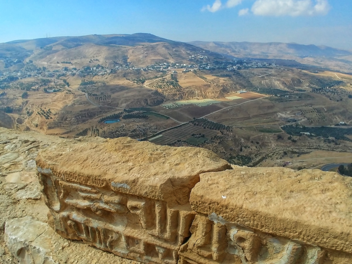 Rovine romane con colonnato lungo il Jordan Trail di Laura e Marco in Giordania