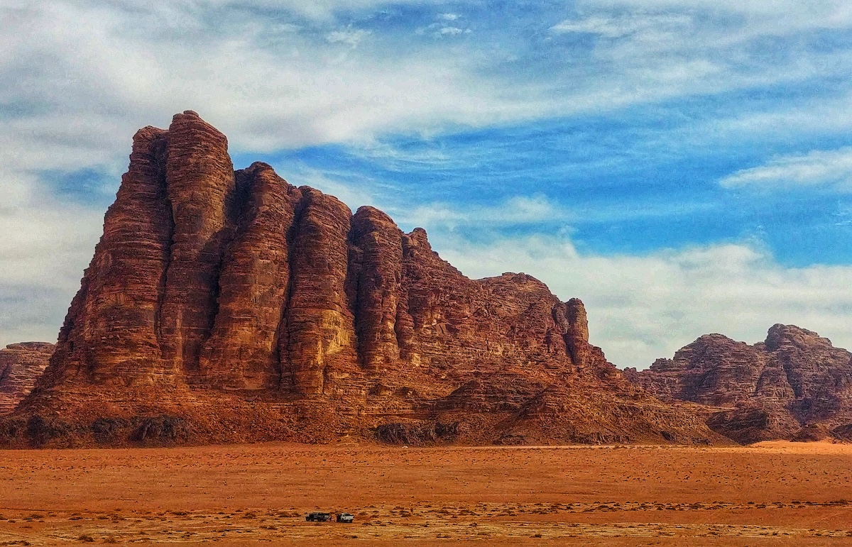Formazioni rocciose spettacolari nel deserto di Wadi Rum attraversato da Laura e Marco