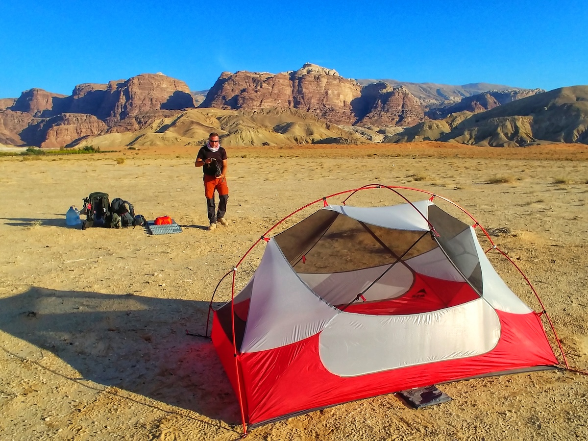 Tenda da trekking nel deserto giordano durante la traversata del Jordan Trail