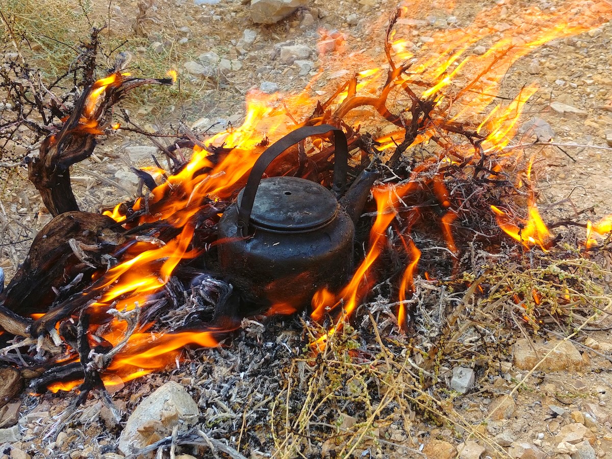 Fuoco di bivacco con teiera beduina durante la traversata del Jordan Trail